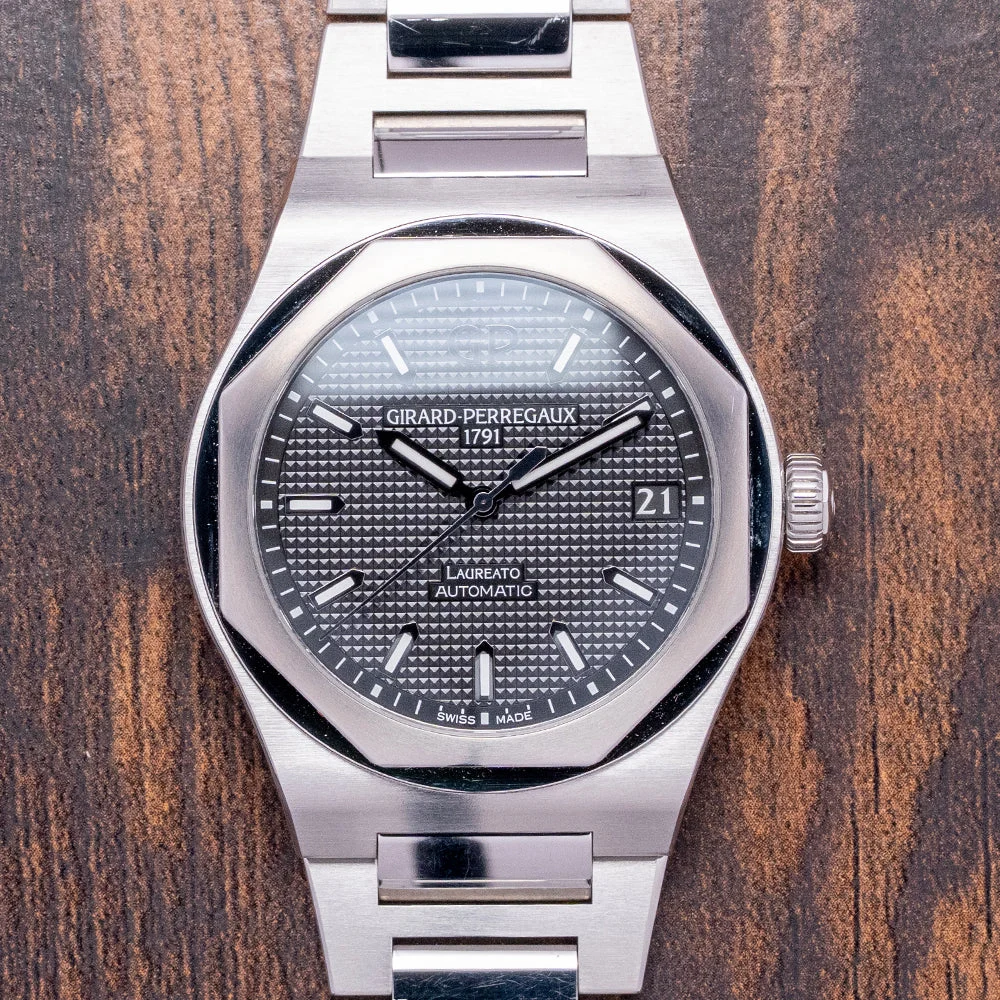 Girard-Perregaux Laureato 81010-11-634-11A 42 mm kol saati