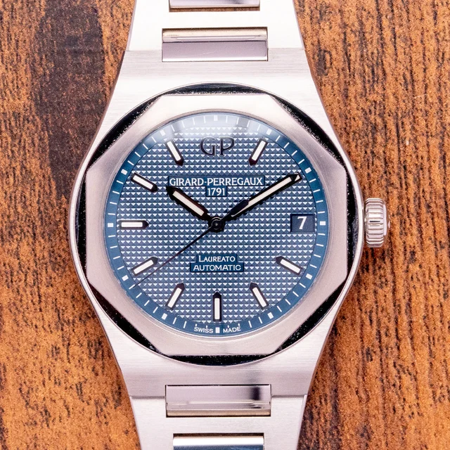 Girard-Perregaux Laureato 81010-11-431-11A kol saati