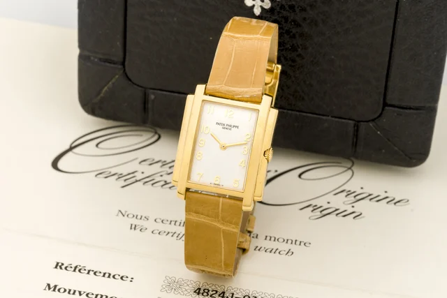 Patek Philippe PATEK PHILIPPE, REF. 4824J A fine quartz, 18k yellow gold lady wristwatch.
