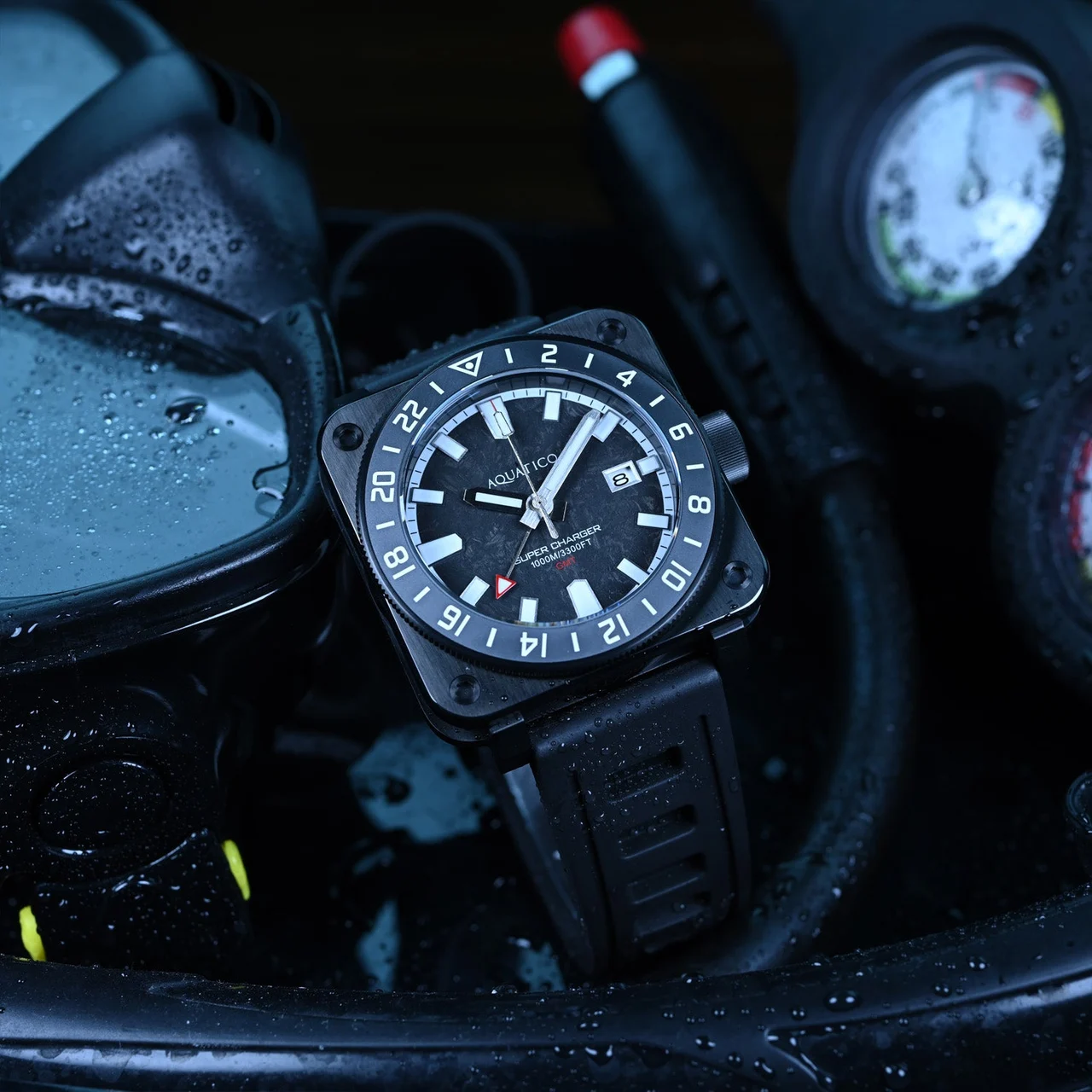 AQUATICO Super Charger GMT DLC Black Carbon Dial 43 mm kol saati