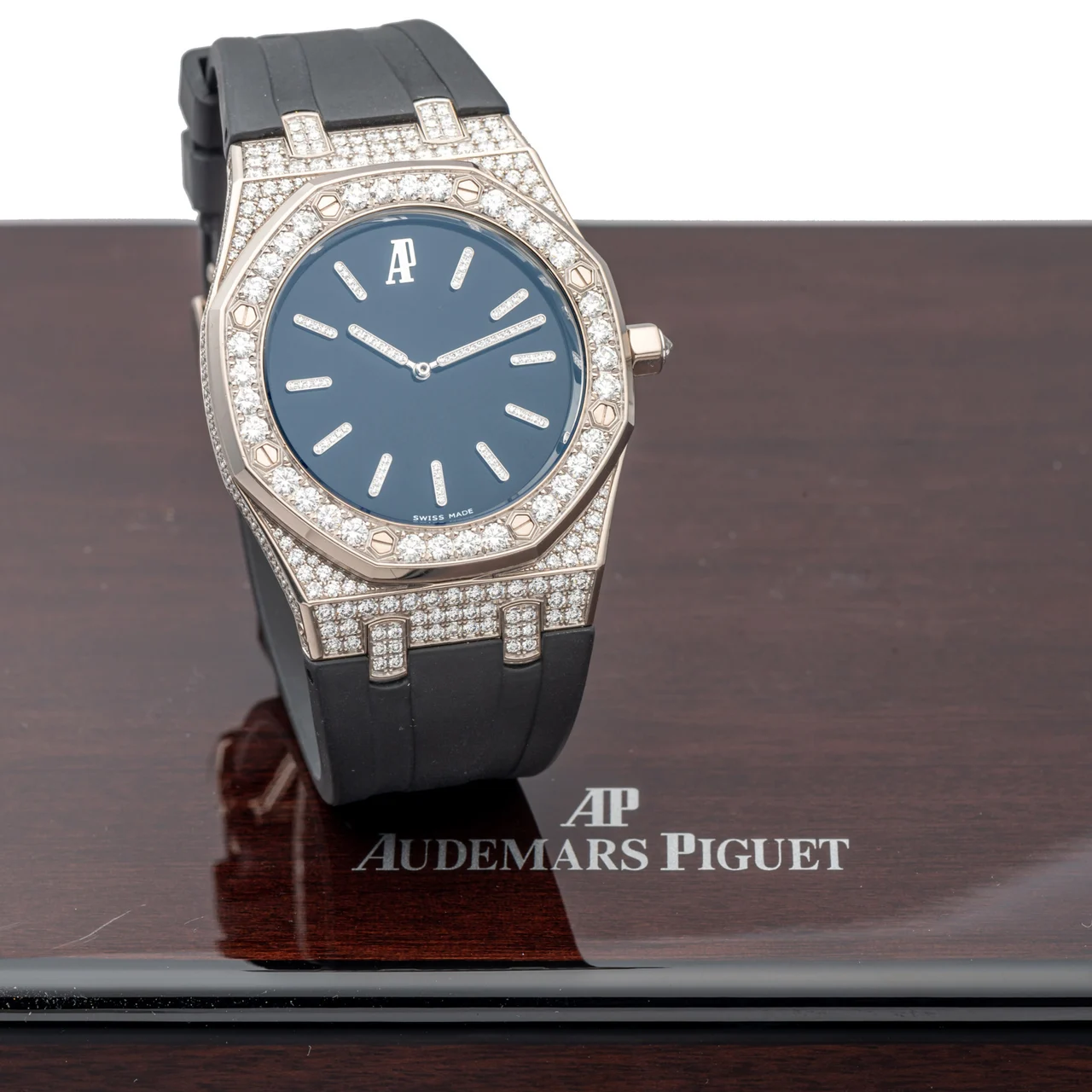 Audemars Piguet AUDEMARS PIGUET, REF. 15154BC, TUXEDO, DIAMOND CASE, BEZEL, INDEXES AND HANDS, WHITE GOLD kol saati