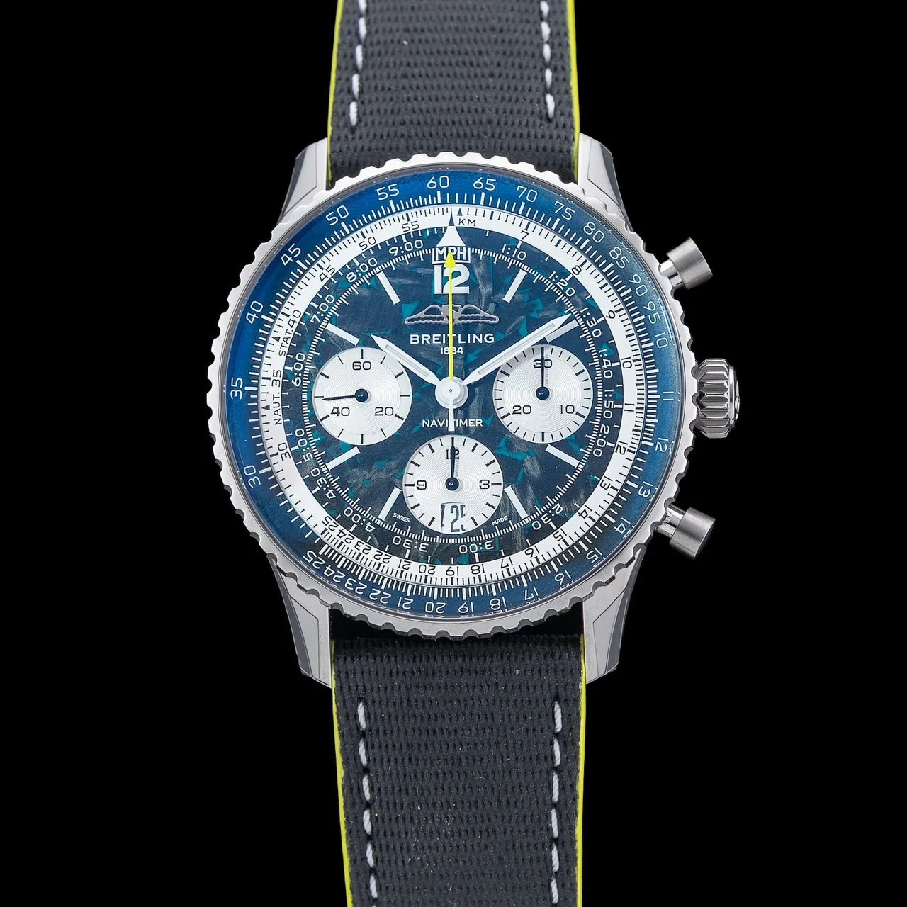 Breitling Navitimer B01 Chronograph 43 Aston Martin Aramco Formula One Team 210009N43170 43 mm kol saati