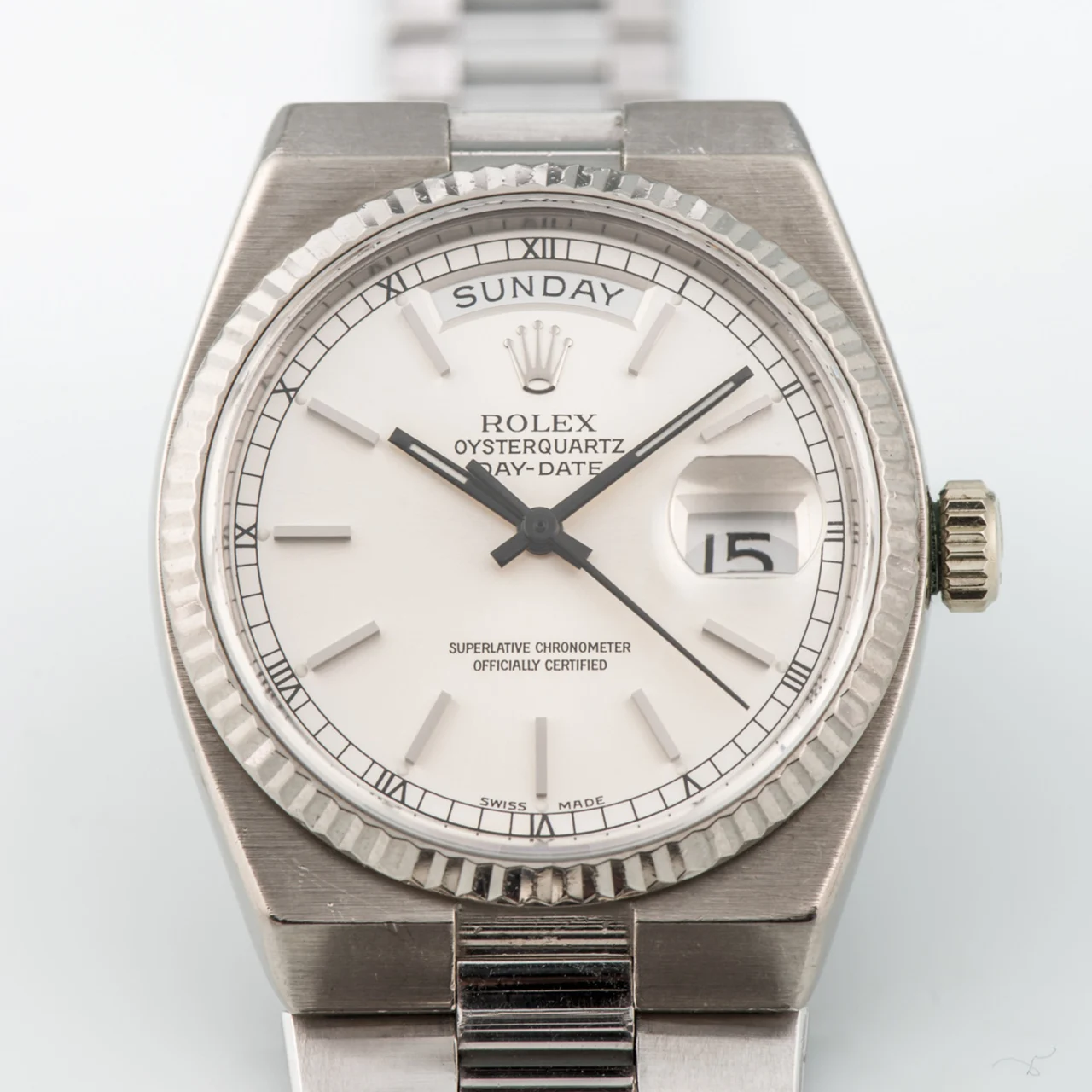 Rolex ROLEX REF. 19019, OYSTERQUARTZ, DAY-DATE, WHITE GOLD A fine, rare and unusual, 18k white gold quartz wristwatch withday and date. Rare montre-bracelet en or blanc. Bo îtier rond. Couronne et fond vissés. Lunette or striée. Cadran argenté avec index bâtons en or jaune appliqués. Indication du jour par guichet à midi et de la date à 3 heures. Mouvement quartz. Bracelet Rolex en or blanc 18k. kol saati