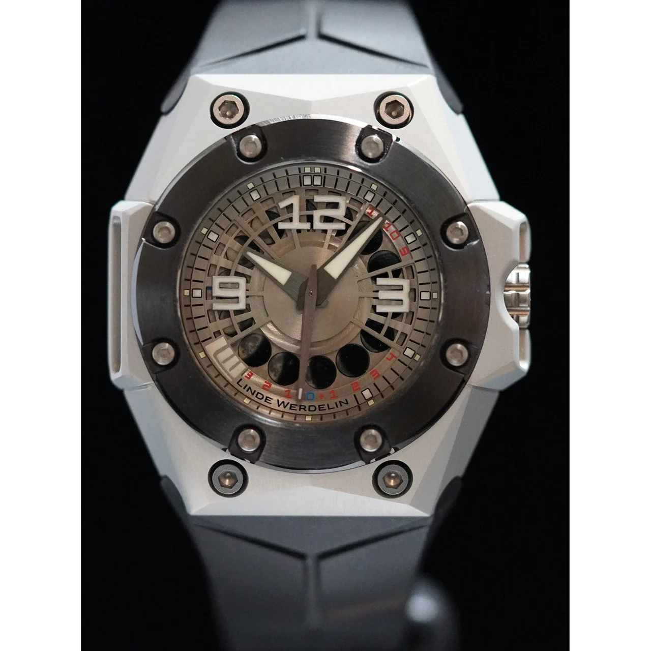 Linde Werdelin OKT.MNLT.BLK Oktopus MoonLite 210009N32477 kol saati