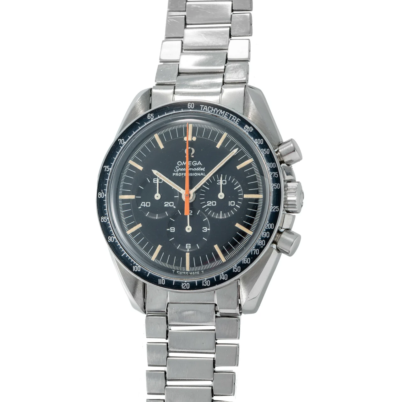 OMEGA OMEGA REF. ST 145012, SPEEDMASTER, GREY DIAL A fine and rare, stainless steel, manual wind chronograph with grey dial. Rare et belle montre bracelet chronographe en acier. Fond vissé. Lunette tachymètre. Cadran gris avec index bâtons. Aiguilles acier. Mouvement mécanique. kol saati