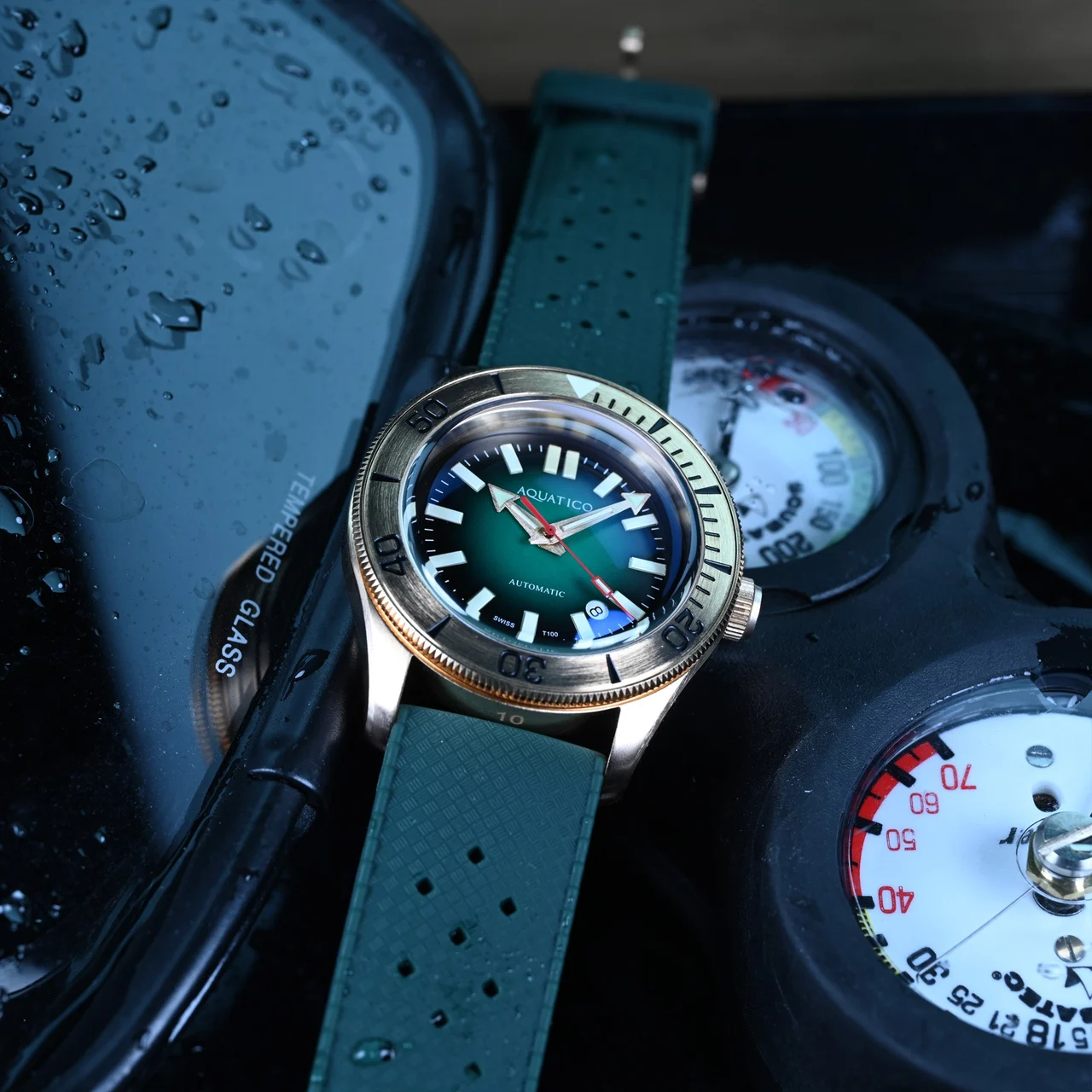 AQUATICO Bronze Star Tritium Green Dial 43 mm kol saati