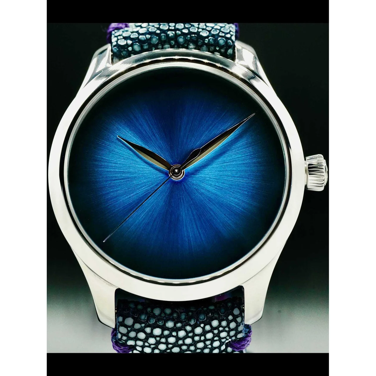 H. Moser and Cie. Moser and Cie. Endeavour Centre Seconds Automatic 15058 purple 210000028301 40 mm kol saati