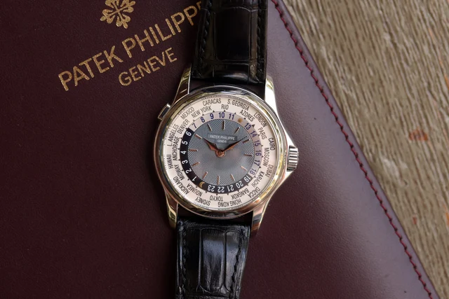 Patek Philippe World Time ref. 5110P “Platinum, Blue Dial” kol saati
