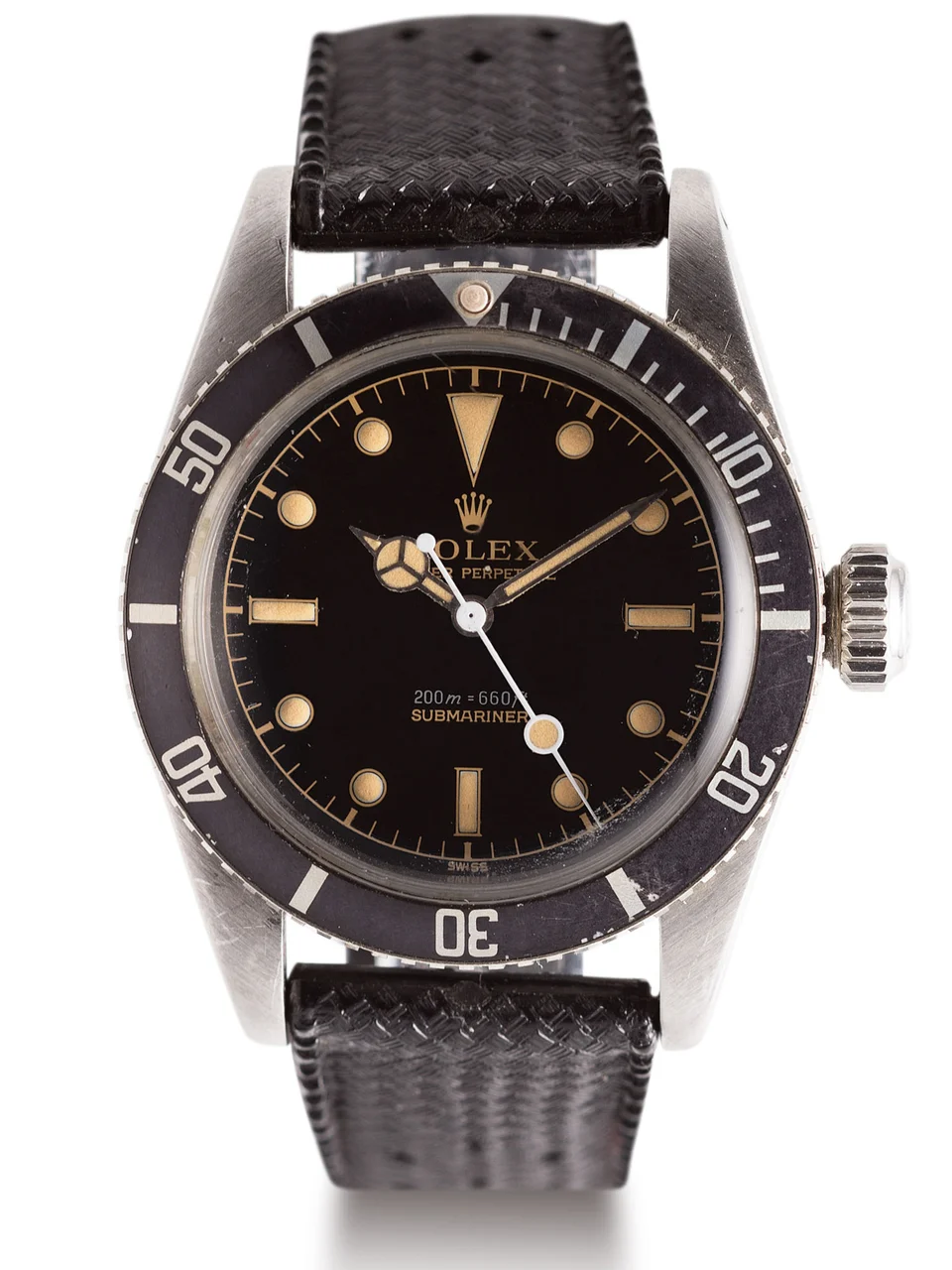 Submariner SUBMARINER REF. 6538 JAMES BOND STEEL Fine, self-winding, stainless steel diver's wristwatch. Rare montre bracelet de plongée en acier. Bo îtier rond. Couronne et fond vissés. Lunette tournante. Cadran noir laqué (repeint), trotteuse centrale. Mouvement automatique calibre 1030. Bracelet caoutchouc avec boucle ardillon en acier. Cadran, bo îtier et mouvement signés. kol saati