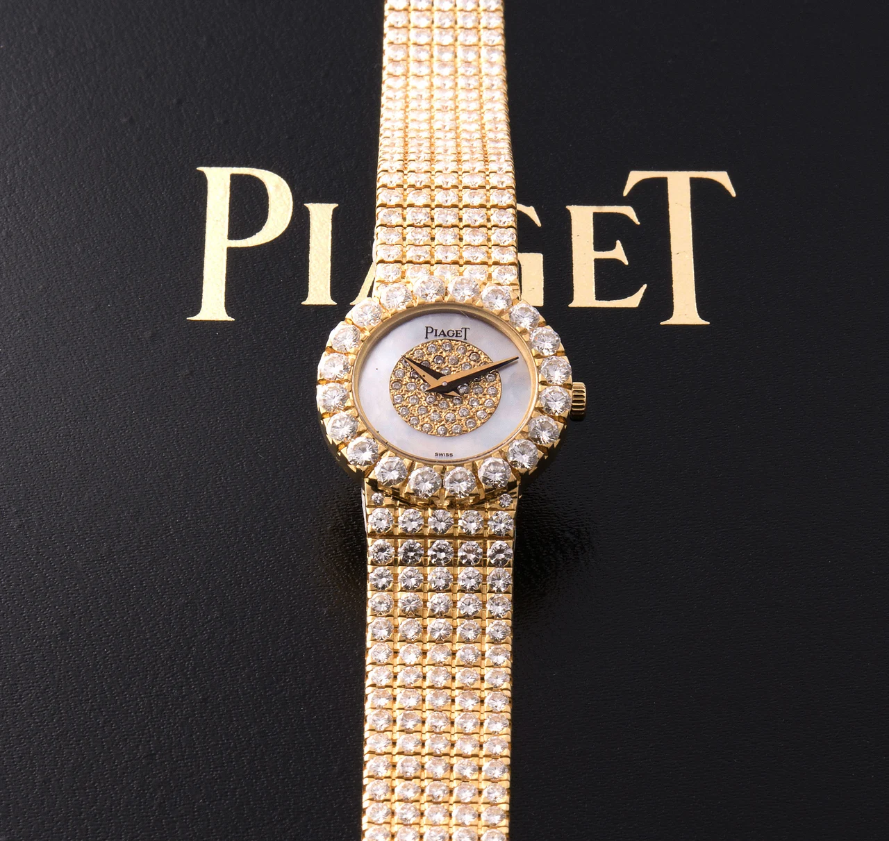 Piaget Lady'S PIAGET LADY'S REF. 4286 YELLOW GOLD AND DIAMONDS Elegant and rare, manual-winding, 18K yellow gold, lady's diamond-set wristwatch with mother-of-pearl dial. kol saati