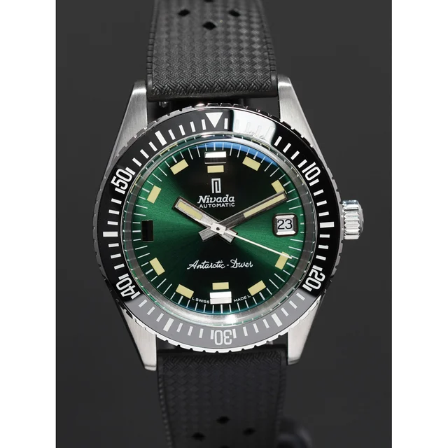 Nivada Grenchen Antarctic Diver Green Date on Rubber Tropic 210009N29925 kol saati