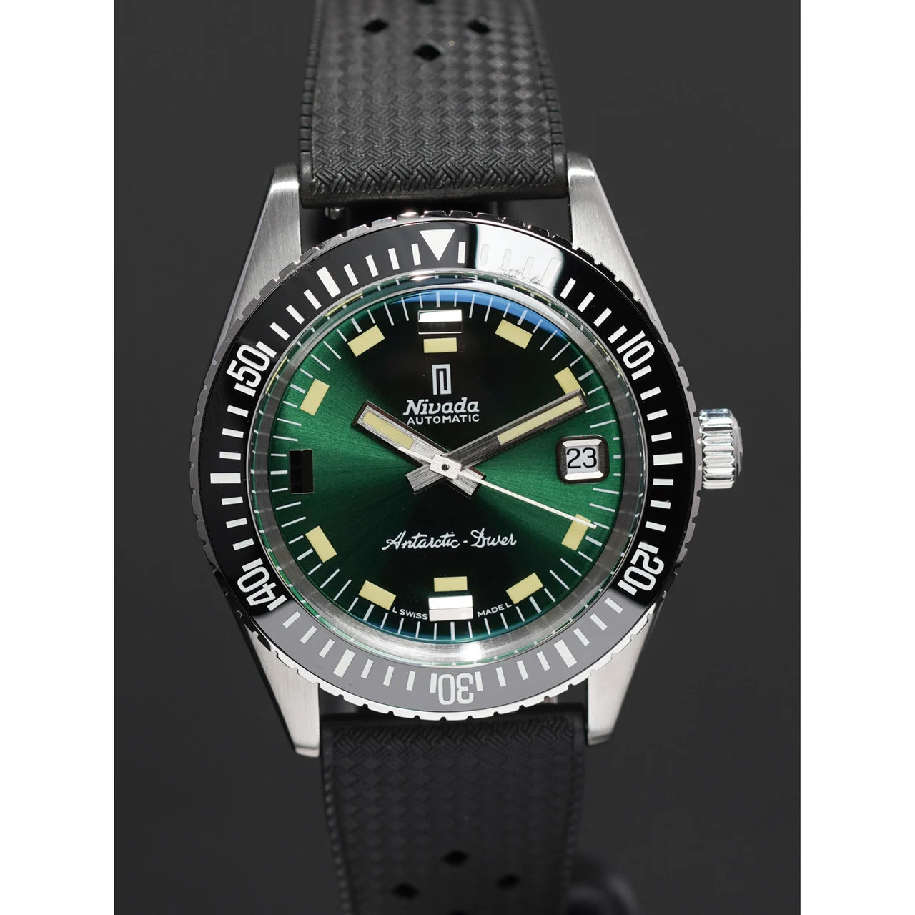 Nivada Grenchen Antarctic Diver Green Date on Rubber Tropic 210009N29925 kol saati
