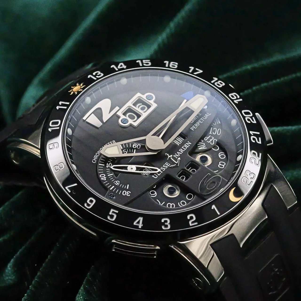 Ulysse Nardin Toro / Black Toro GMT Perpetual Calendar Bl Ulysse Nardin El Toro / Black Toro GMT Perpetual Calendar Bl 43 mm kol saati