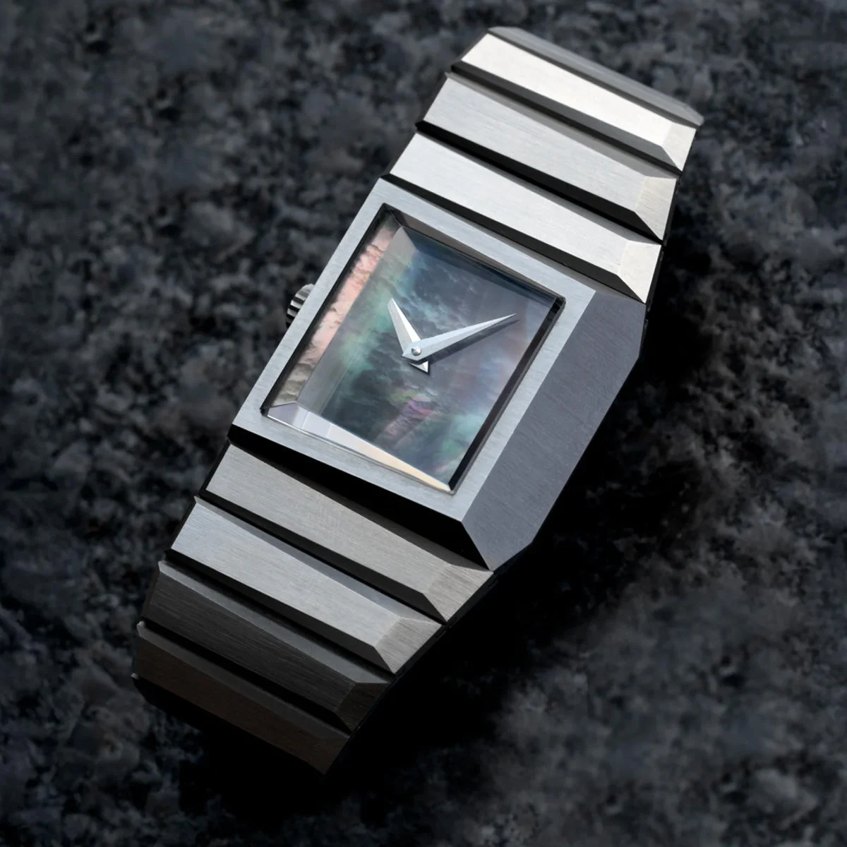 Toledano & Chan Tahitian Mother of Pearl Destro with Brutalist Case Architecture B/1.2 40 mm kol saati