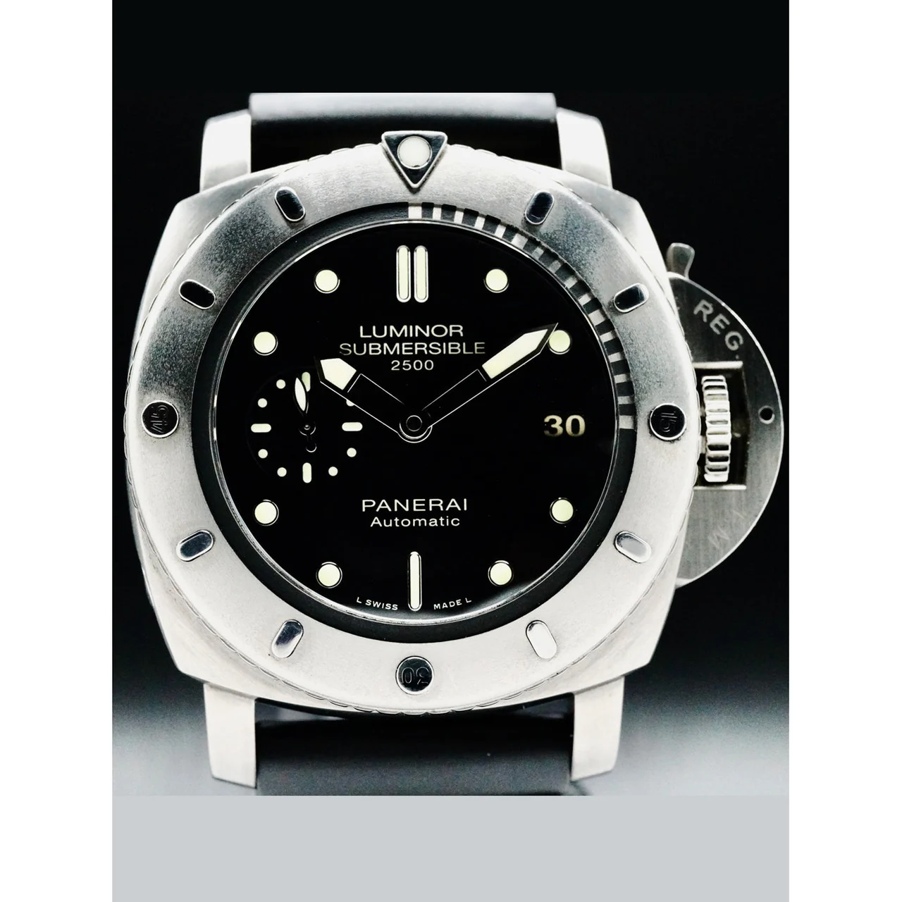 Panerai Luminor Submersible 210000072531 47 mm kol saati