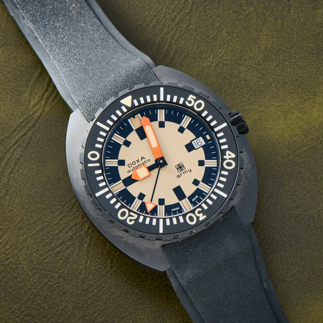 Doxa Army 40992724 43 mm kol saati