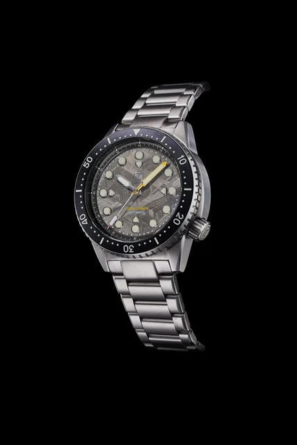 Zelos Great White 1000m Steel Meteorite kol saati