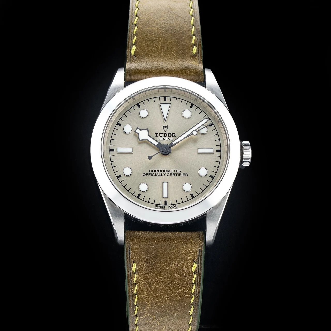 Tudor Black Bay One 39 210009N34159 39 mm kol saati