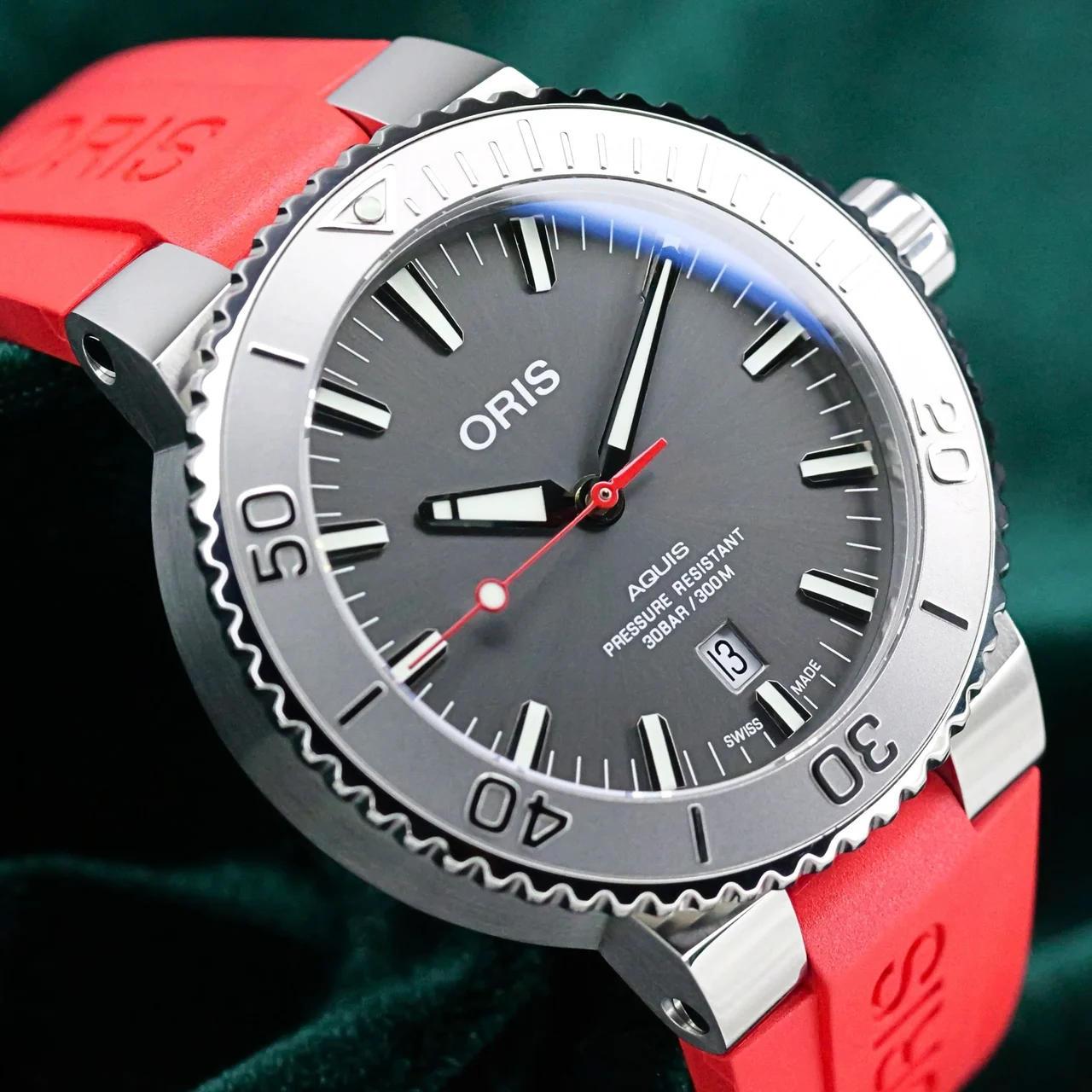 Oris Aquis Date “Relief” Grey Dial Grey Bezel Red Rubber Str 44 mm kol saati
