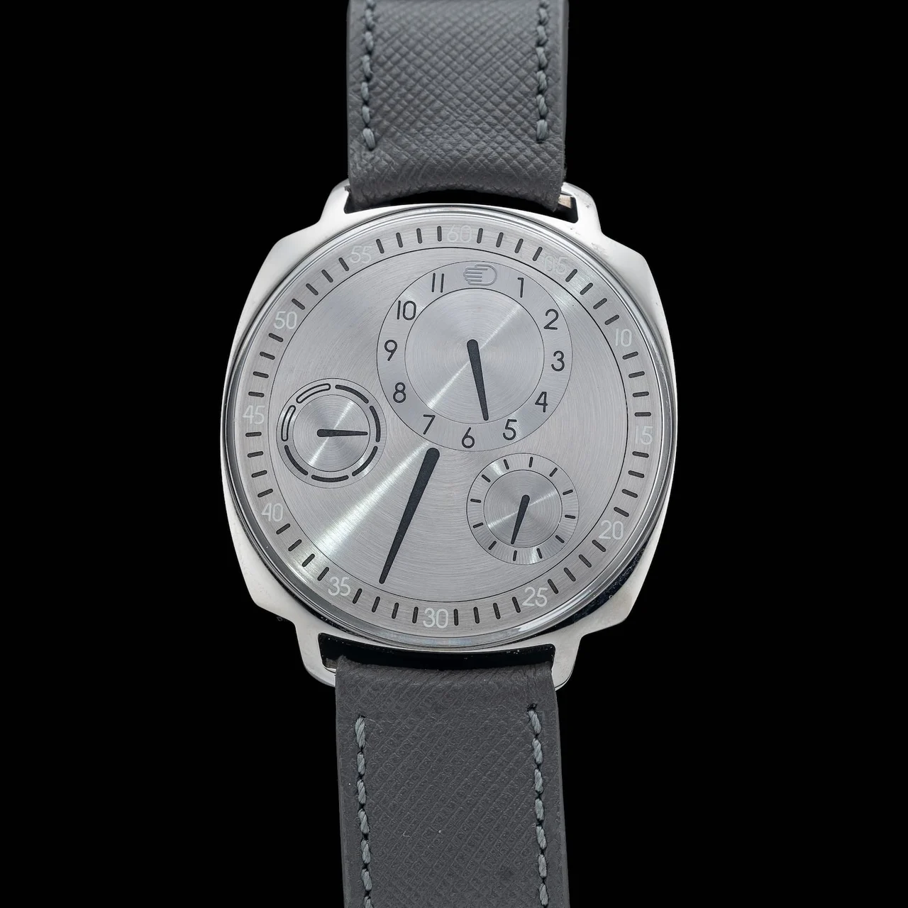 Ressence Type 1 Square 210009N39943 kol saati