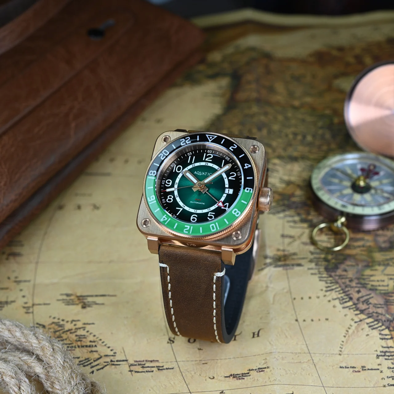 AQUATICO Super Charger GMT Green Dial 43 mm kol saati