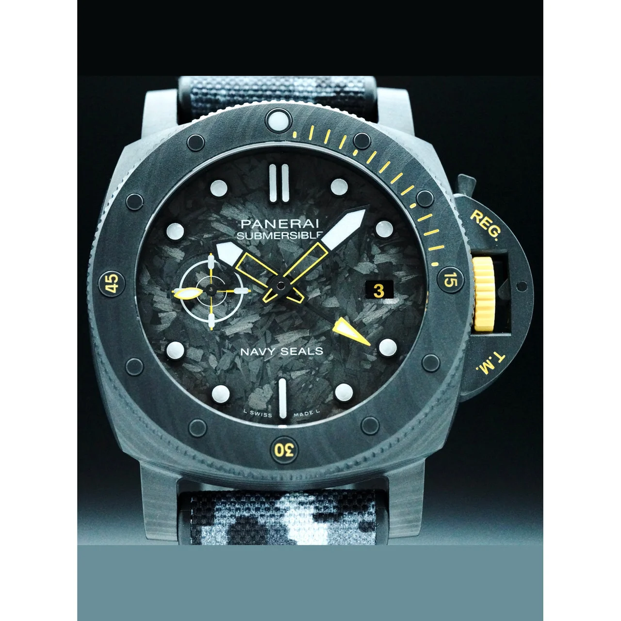 Panerai Submersible GMT Carbotech Navy Seals 210000079295 44 mm kol saati