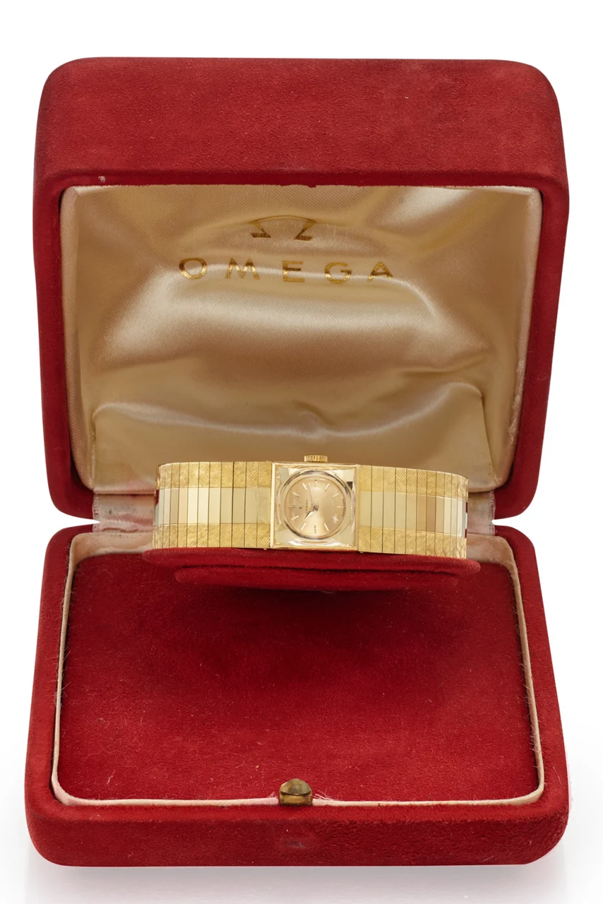 OMEGA OMEGA REF. 8041, INTEGRATED BRACELET, GOLD DIAL AND FACETED GLASS; 18K YELLOW GOLD kol saati