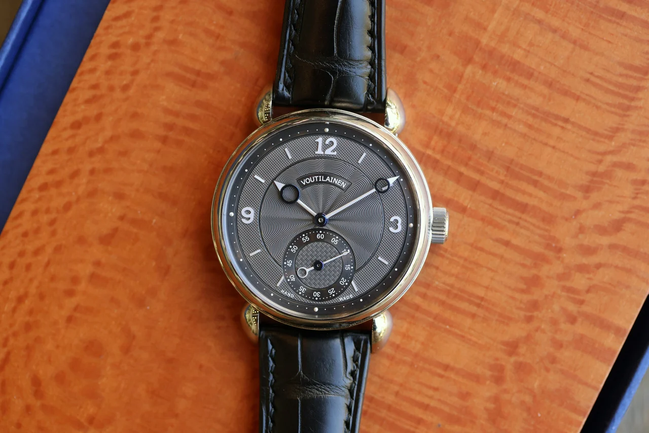 Kari Voutilainen Titanium “Grey Guilloche Dial” Kari Voutilainen Vingt-8 Titanium “Grey Guilloche Dial” 39 mm kol saati