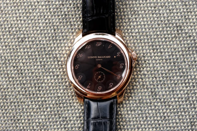 Ludovic Ballouard “Upside Down” Rose Gold w/ Black Dial kol saati