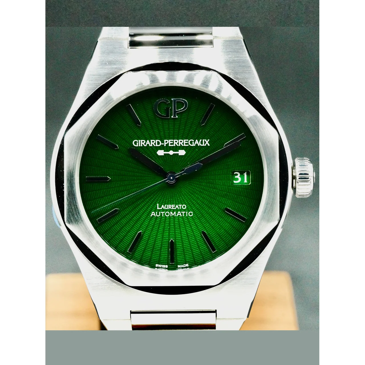 Girard-Perregaux Girard Perragaux 81010-11-433-11A Laureato Eternity Edition Green Dial 210000045142 42 mm kol saati