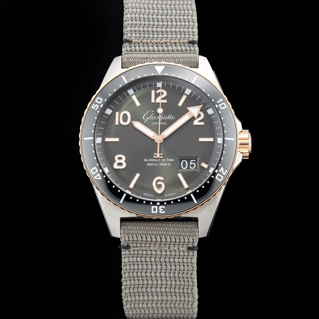Glashutte Original Glashütte Original 1-36-13-04-91-34 SeaQ Panorama Date Steel And Gold 210009N35851 43 mm kol saati