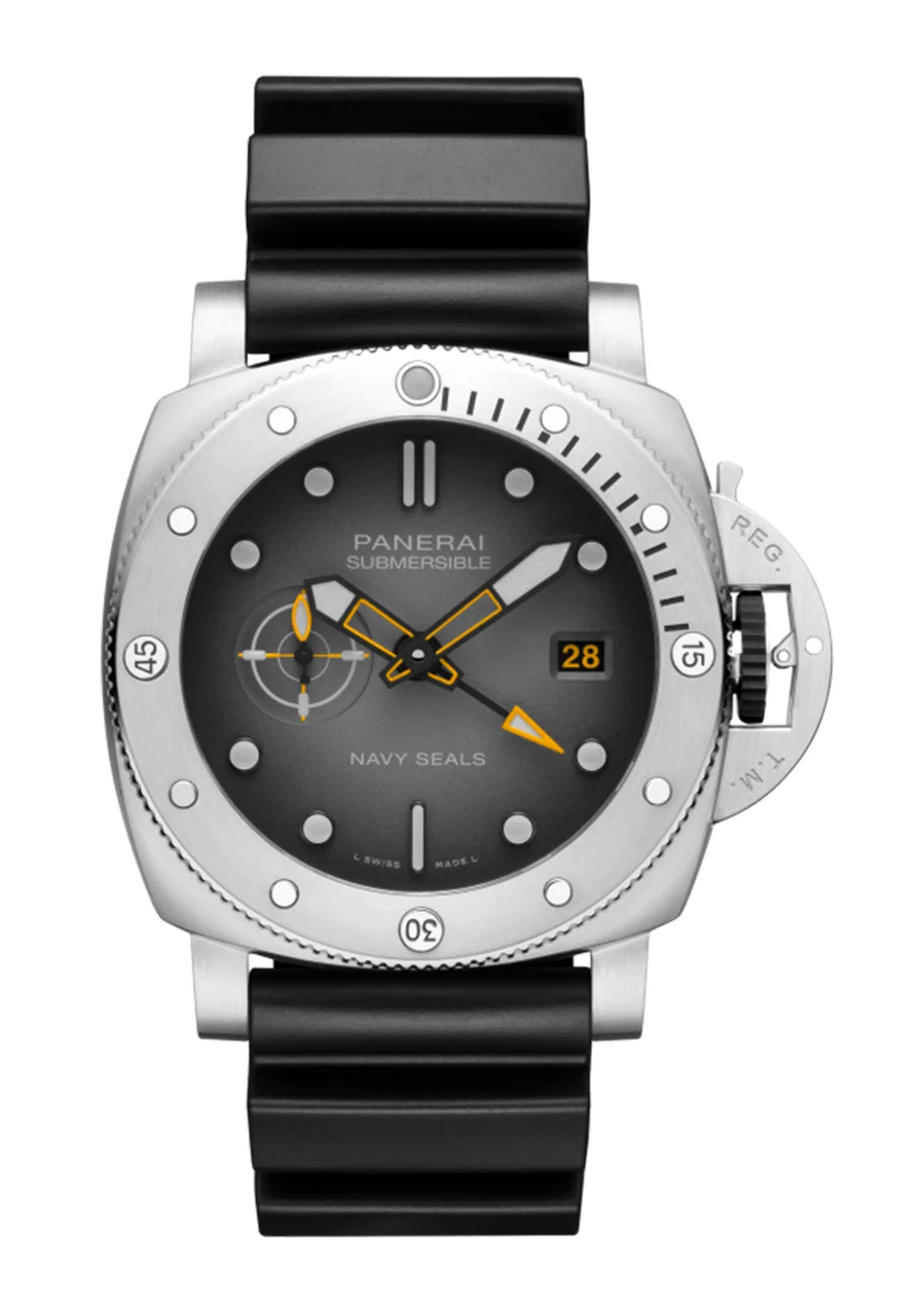 Panerai Submersible 301935 44 mm kol saati