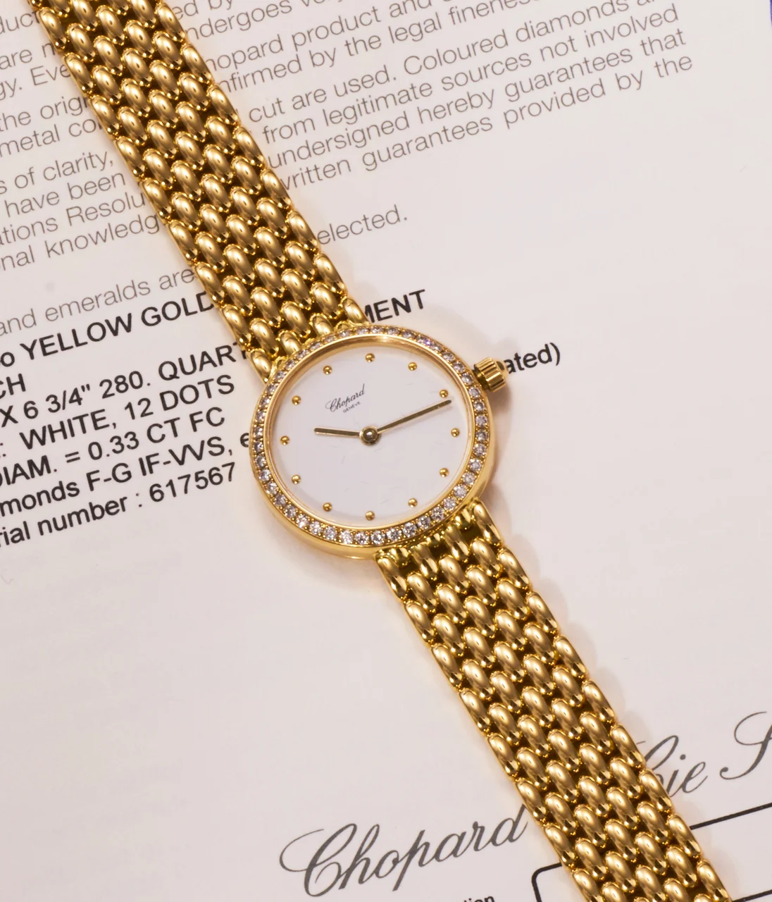 Chopard Ref. 105911-0001-YDBL, white dial, diamond-set bezel, integrated bracelet; 18K yellow gold and diamonds (“ ”) kol saati